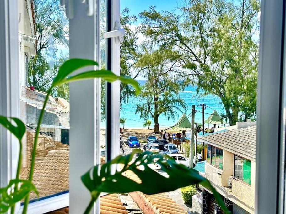 3 Bedroom Beachside Apartment - 30 Secs From Beach Flic en Flac Exterior photo